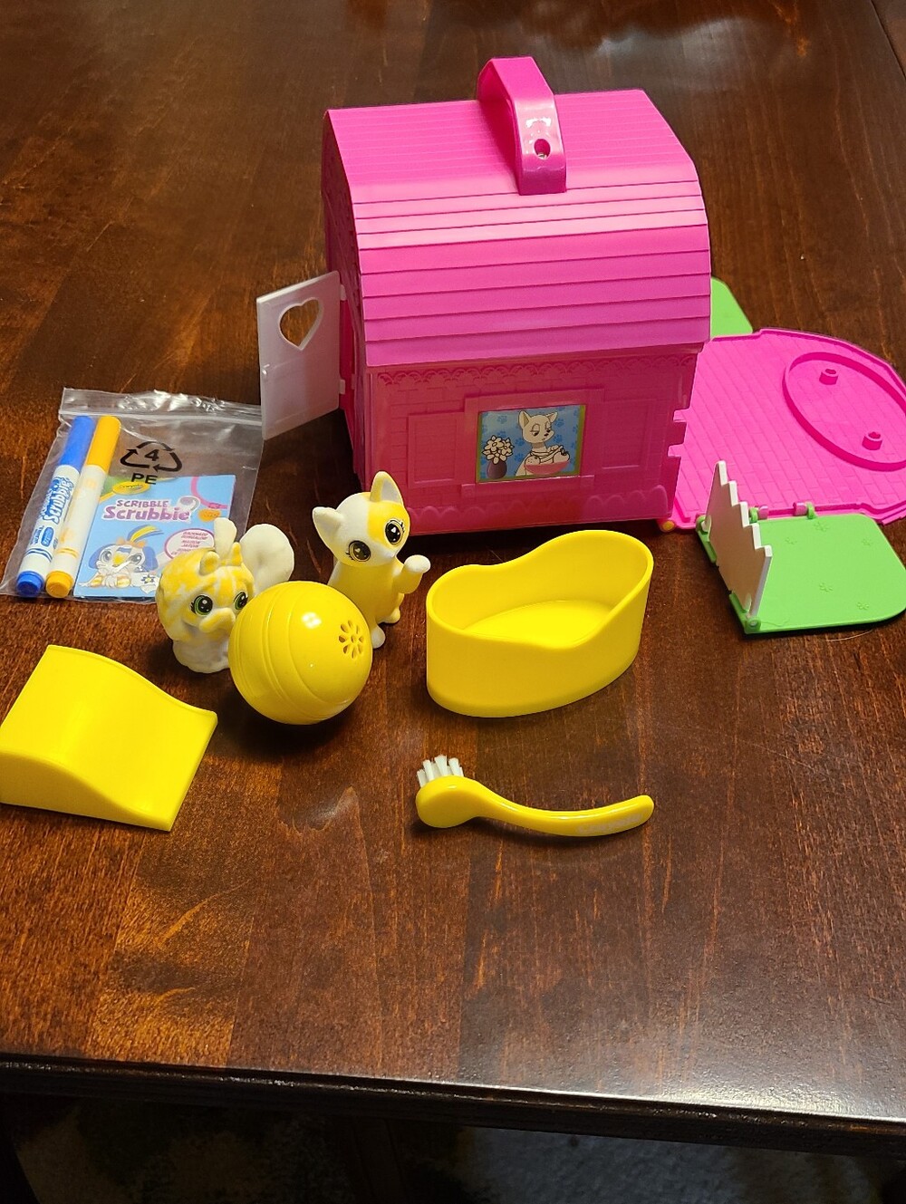 Crayola Scribble Scrubbie Pets Backyard Bungalow Playset with Case & Accessories